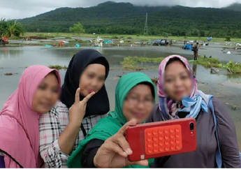 Miris, Media&nbsp;Inggris Soroti Warga Indonesia yang Narsis&nbsp;dan Asyik Foto Selfie di Tengah Pilunya Bencana Tsunami Banten