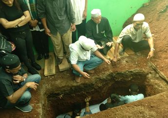 Suasana Haru Iringi Pemakaman Musisi Dian Pramana Poetra
