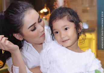 Ayu Ting Ting Gelar Pesta Ulang Tahun Bilqis dengan Nuansa Pink, Kepoin Outfit sampai Dekorasinya yuk!