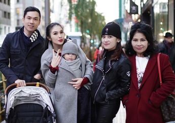 Modisnya Penampilan Ibu Sandra Dewi, Catharina Erliani, Awet Muda dan Tak Kalah Cantik dari sang Anak!