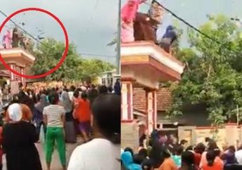 Videonya Viral, Sejumlah Orang Sebar Uang Kertas dari Atap Rumah