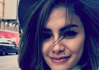 Lepas Hijab, Nikita Mirzani Pamer Cowok Bule... Pacar Baru?