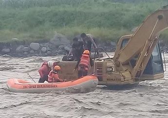 Video Detik-Detik Menegangkan Proses Evakuasi Dua Mekanik Eskavator yang Terjebak di Tengah Sungai yang Meluap