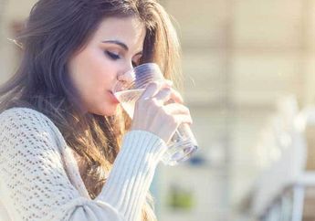 Sering Diabaikan, Inilah 5 Manfaat Minum Air Putih Hangat Secara Rutin di Pagi Hari, Bisa Cegah Penuaan Dini!