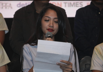 Isak Tangis Istri Saat Bacakan Surat Augie Fantinus pada Press Screening Film Lagi-Lagi Ateng