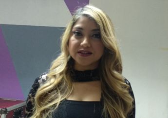 Image Seksi Melekat dalam Diri Sarah Azhari, Unggah Foto Mesra dengan Pria Tampan, Netizen Tuding: Berondong Ya?