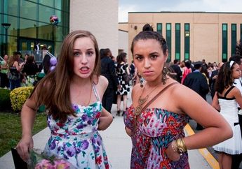 Foto yang Membuktikan Kalau Kembar Tidak Selalu Mirip. Seperti Orang Asing!