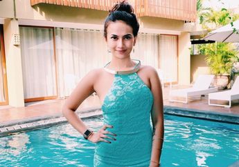 Anggunnya Penampilan Santun Vanessa Angel Memakai Hijab Syar'i