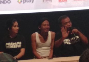 Epy Kusnandar Hanya Gunakan Kolor dan Singlet Saat Press Screening Film Preman Pensiun