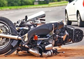 Nekat Terobos Palang Kereta Api, Dua Pria Pengendara Motor di Depok Tewas Tertabrak KRL dan Terseret Hingga Ratusan Meter