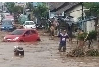 Banjir Bandang di Mojokerto : 4 Kecamatan Digulung Banjir, Truk dan Ternak Kambing Ikut Hanyut!