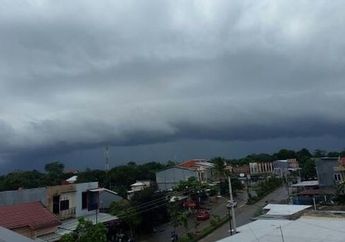 Langit Seketika Menjadi Gelap, Awan Berbentuk Gelombang Tsunami Kembali Muncul di Makassar