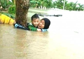 Bukan Sosok Biasa, Nenek Nurjannah yang Fotonya Viral Saat Banjir Bandang di Gowa Ternyata Mantan Reporter yang Akhirnya Mengabdi Jadi Pengurus Paud