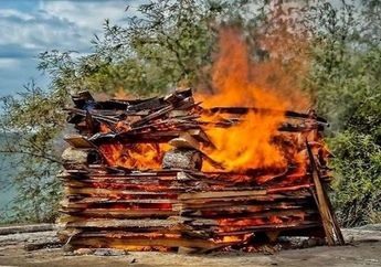 Kejam! 10 Tahun Menikah dan Belum Hamil, Wanita Ini Dibakar Hidup-hidup Oleh Mertuanya