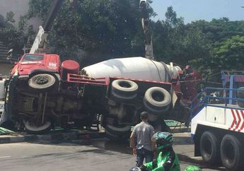 Ban Belakangnya Terperosok dalam Lubang Saat Mundur, Truk Molen di Serpong Timpa Seorang Teknisi Hingga Tewas