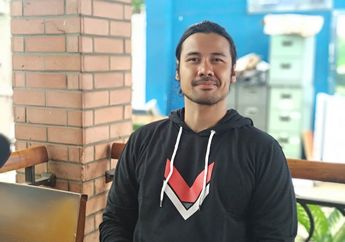 Geram Lihat Selokan Penuh Botol Plastik, Chicco Jerikho: Kalau Nggak Mau Buang Sampah Pada Tempatnya Mending Ditelen Aja Sampahnya