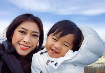 Foto Terbaru Gaya Fashion Menantu SBY Aliya Rajasa Bersama Putri Kecilnya, Simpel Classy!