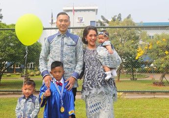 Foto Terbaru Menantu SBY Aliya Rajasa dengan Sneakers, ABG Banget!