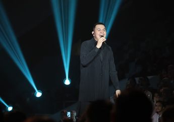 Di Tengah Konser, Tulus Bawa Boneka Kayu Raksasa yang Mengingatkannya dengan Mendiang Kakek