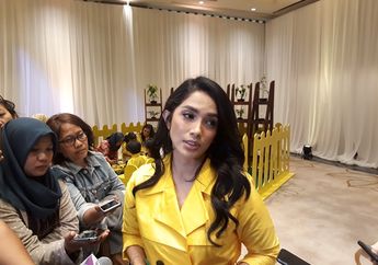 Ussy Sulistiawaty Selalu Sempatkan Memilih Baju yang Harus Dipakai Anak-anaknya