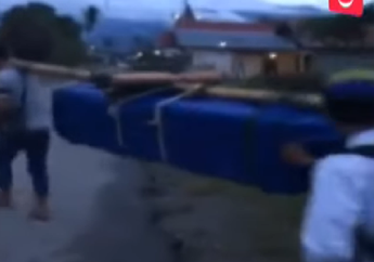 Tak Mampu Bayar Biaya Pesawat Rp 50 Juta, Keluarga di Sulawesi Selatan Ini Harus Menggotong Jenazah dengan Tandu Sejauh 60 KM