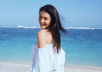 8 Tampilan Amanda Rawles dengan Off Shoulder yang Charming & Manis!
