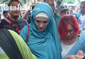 Kontras Banget! Pakai Hijab Mulan Jameela Nyanyi Makhluk Tuhan Paling Seksi di Depan Pria