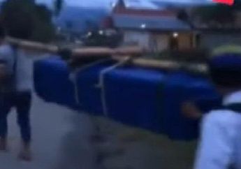 Tiket Pesawat Mahal, Keluarga Terpaksa Jalan Kaki Sembari Menggotong Jenazah Sejauh 60 Km