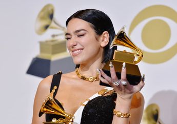 Sabet Dua Penghargaan di Grammy Awards, Dua Lipa Tampil Seksi dan Modis dengan Busana Penuh Peniti?