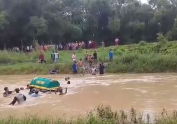 Miris, Warga Terpaksa 'Hanyutkan' Keranda Berisi Jenazah di Kali Lamong Gresik karena Tak Miliki Akses Jembatan Penghubung ke Pemakaman