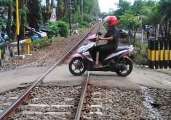 Pakai Skutik Melintasi Rel Kereta, Seperti Ini Cara Paling Aman