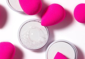 Nggak Usah Buru-buru Beli Baru, Ini 3 Cara Membersihkan Beauty Blender dari Noda Make Up, Pakai Minyak Zaitun Bisa!