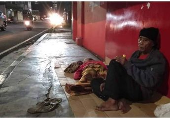 Beralaskan Kardus Tipis, Suminta dan Anaknya Harus Rela Tidur di Emperan Karena Tak Sanggup Bayar Sewa Rusun