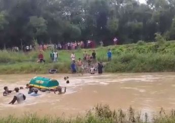 Lintasi Sungai untuk Sampai ke Kuburan, Warga Di Gresik Terpaksa Hanyutkan Keranda Jenazah di Kali Berarus Deras