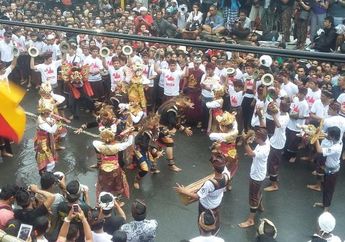 Nyepi 2019: Memahami Tradisi Omed-omedan yang Dikenal Sebagai Ciuman Massal Saat Hari Raya Nyepi