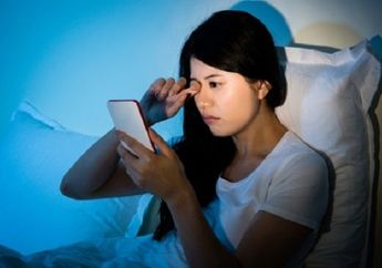 Tebiasa Menggunakan Ponsel dengan Kecerahan Maksimal, Mata Wanita ini Mengalami Kondisi Mengerikan!