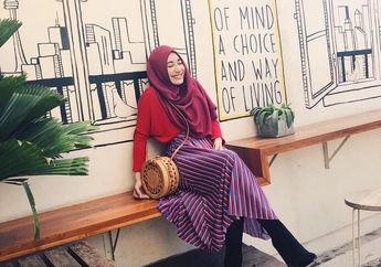 Bergaya Bold dengan 5 Hijab Merah Tengku Syaira, Anak Cindy Fatikasari