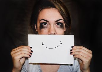 Tersenyum Bisa Membuat Bahagia? Peneliti Malah Sebut Selalu Tersenyum Merupakan Tanda Depresi Akut!