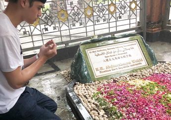 Al Ghazali Unggah Foto Masa Kecil Bersama Gus Dur Hingga Ziarah ke Makamnya