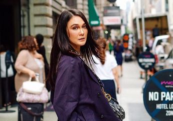 Tak Selalu Mewah, Penampilan Luna Maya Tetap Mencuri Perhatian Saat Pakai T-shirt Harga Ratusan Ribu Rupiah