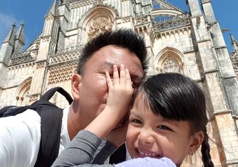 Tangis Denada Melihat Anaknya Video Call dengan Jerry Aurum di Penjara