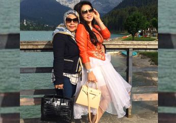 Tak Kalah Cetar, Lihat Penmapilan ibu Syahrini Pakai Sepatu Sandal Seharga Motor!