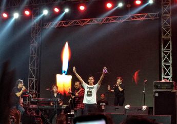 Al Ghazali 'Recoki' Aksi Panggung Dewa 19 Feat. Ari Lasso