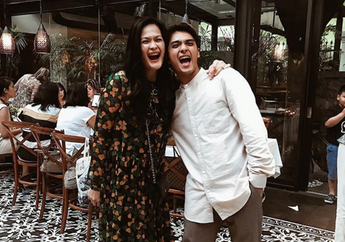 Bagai Pinang Dibelah Dua, Seleb Indonesia Cowok Ini Mirip Banget dengan Mama Mereka!