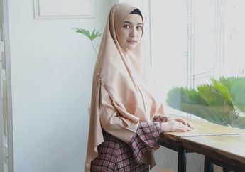 Mengintip Harga Tas Branded Terbaru Shireen Sungkar Saat Tampil Sederhana dan Santun dengan Rok Plisket