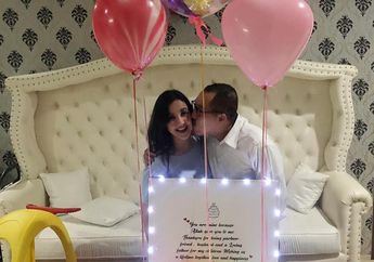 Rayakan 3 Tahun Pernikahan, Andi Soraya Pamerkan Ruang Tamu Berhias Wallpaper dan Sofa Mahal Miliknya!