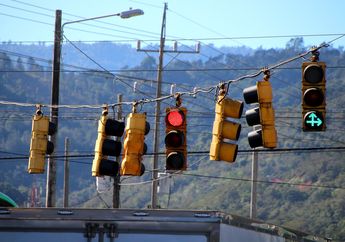 Kenapa Lampu Lalu Lintas Warnanya Merah, Kuning, dan Hijau?
