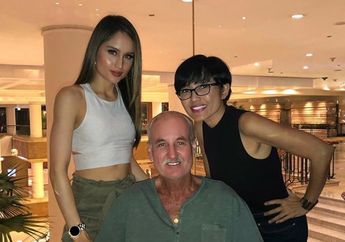 Sama-Sama Cantik, Lihat Gaya Kompak Cinta Laura dan Sang Ibu Pakai Busana Monokrom