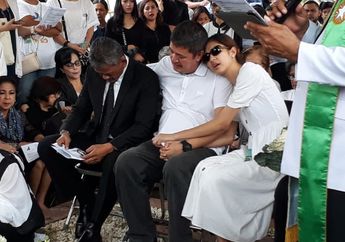 Isak Tangis Pilu Mewarnai Pemakaman Ibunda Mikha Tambayong