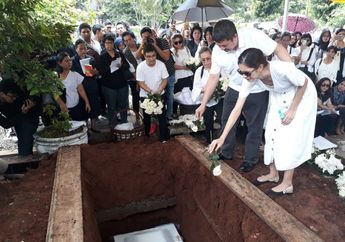 Kondisi Pemakaman Ibunda Mikha Tambayong, Banyak Karangan Bunga Berjajar Sepanjang Jalan Menuju TPU